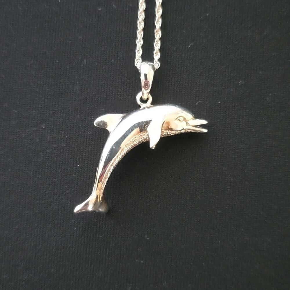 Beautiful sterling silver Dolphin Pendant on 18" sterling silver chain. - Picture 2 of 5